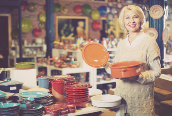 Woman chooses ceramic