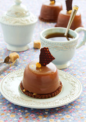 Cakes with peanut mousse and chocolate.