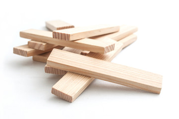 détail briques de bois sur fond blanc