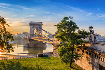 Naklejka premium Budapest Chain Bridge and city skyline when sunrise, Budapest, H