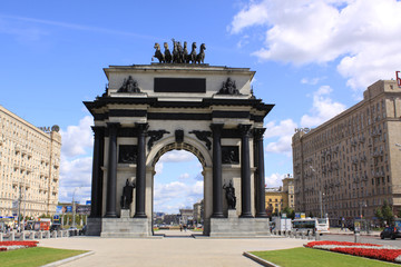 Fototapeta na wymiar Russia. Moscow. Triumphal arch and Kutuzovsky Prospekt (Kutuzov Avenue)