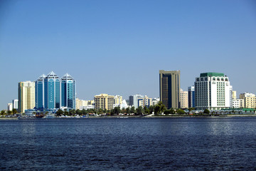 Moderne Gebäude, Hochhäuser in am Creek in Sharjah City, Vereinigte Arabische Emirate, Arabische Halbinsel, Naher Osten