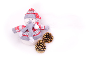 Милый снеговик и еловые шишки