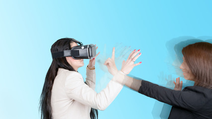 Freundinnen mit Virtual-Reality-Brille. 
