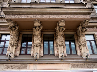 Obraz premium Support in the form of female figures on the balcony