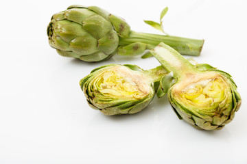 Obraz premium Fresh artichokes isolated on white background