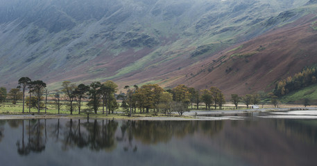 Obraz premium Beautiful Autumn Fall landscape image of Lake Buttermere in Lake
