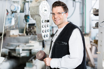 Handwerker beim Bedienen einer Maschine in Werkstatt