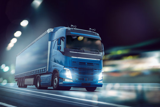 LKW f&auml;hrt auf einer Stra&szlig;e bei Nacht 