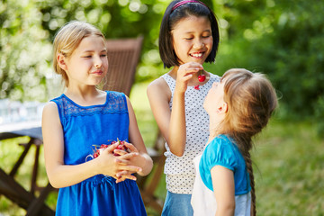 Kinder essen gemeinsam Kirschen