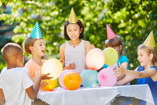 Viele Kinder feiern einen Geburtstag