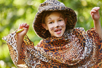Junge spielt einen Leoparden - obrazy, fototapety, plakaty