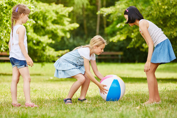 Mädchen spielen zusammen Ball