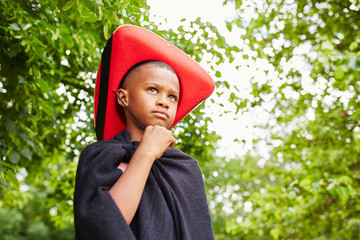  Afrikanischer Junge verkleidet als Pirat