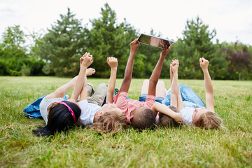 Kinder machen Selfie mit dem Tablet