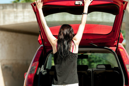 Mujer morena con coche rojo 10