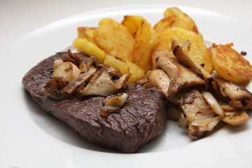 Steak mit Bratkartoffeln und Kräuterseitlinge
