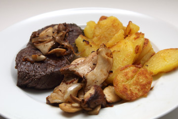 Steak mit Bratkartoffeln und Kräuterseitlinge