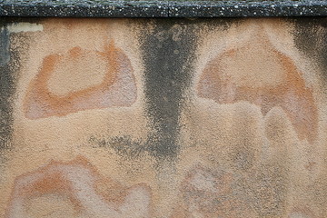 Ausschnitte einer Mauer mit braunen Mustern