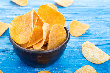 potato chips in a clay plate