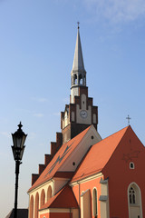 Wieża i fragment kościoła w Niemodlinie.