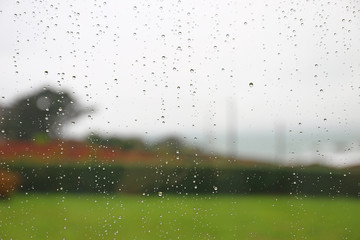 Regen Tropfen auf einer Fensterscheibe