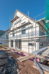Rohbau Fertighaus mit Gerüst