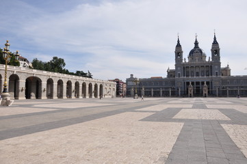 Fototapeta premium Plaza de la Armería y la Almudena
