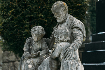 Monument with doctor and children