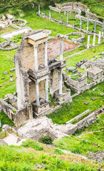 Fototapeta na wymiar ruines de l' amphithéatre romain à Volterra, Tuscany, Italie