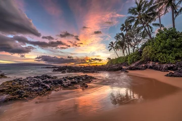 Gordijnen kleurrijke zonsondergang vanaf geheime baai, Maui, Hawaii © peteleclerc