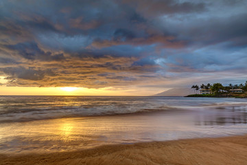 Fototapeta na wymiar sunset at secret beach on Maui, Hawaii