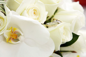 Obraz na płótnie Canvas wedding rings in bride's bouquet with orchid 