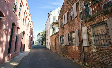 Fototapeta na wymiar Colorful back alley street in Charleston, South Carolina