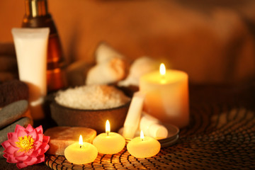 Obraz na płótnie Canvas Natural treatments and alight candles in spa salon