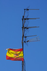 Bandera de España hondeando en antena de televisión