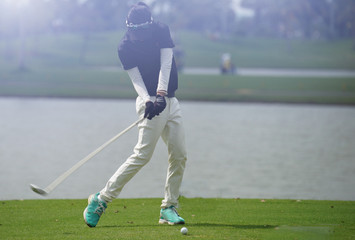 Obraz premium Women's golf is a sport that requires endurance.