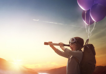 Child flying on balloons - obrazy, fototapety, plakaty