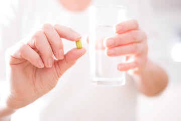 Tablette in Hand mit Wasserglas