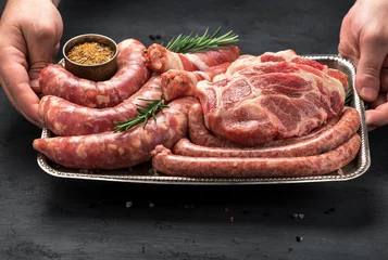 Photo sur Plexiglas Viande Mains mâles tenant un plateau avec de la viande crue pour griller