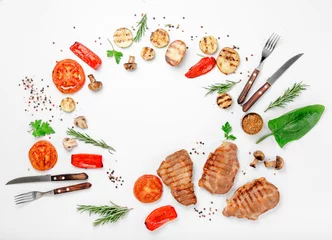 Poster Rahmen aus verschiedenen Speisen gegrillt auf weißem Hintergrund © kucherav