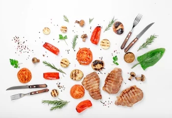 Poster Im Rahmen Verschiedene Speisen gegrillt auf weißem Hintergrund © kucherav