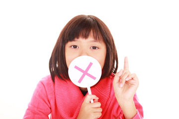 禁止の意思表示をする女の子
