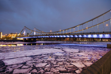 Крымский мост это висячий автомобильный и пешеходный мост в Москве.