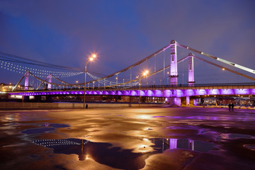 Крымский мост это висячий автомобильный и пешеходный мост в Москве.