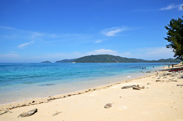 Fototapeta na wymiar Beautiful beach scenery in Kota Kinabalu with blue sky and sea.