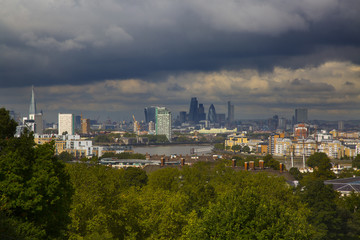 Fototapeta na wymiar Canary Wharfe & Central London from Greenwich Park