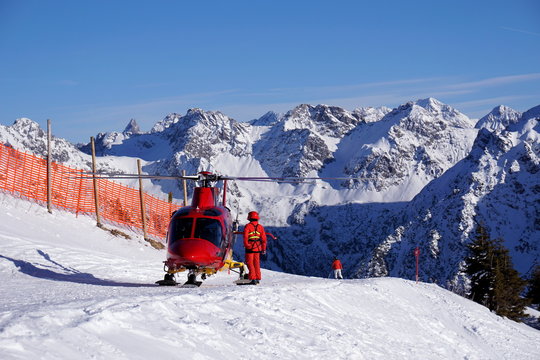 Helikopter der Bergrettung auf Skipiste
