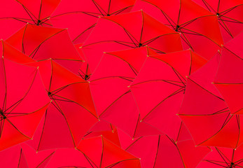 Fototapeta na wymiar fond de parasols rouges