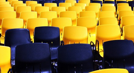 Stuhlreihen gelb und schwarz